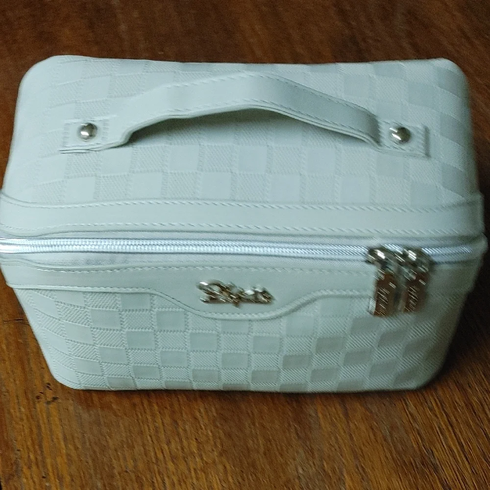 NWOT Boyatu Bath Travel Case